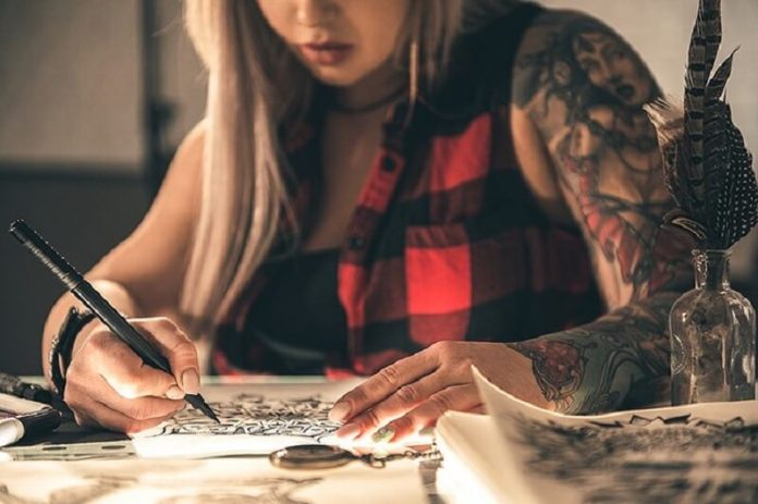 a-girl-making-tatoo