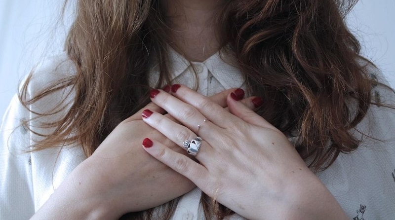 girl wear rings