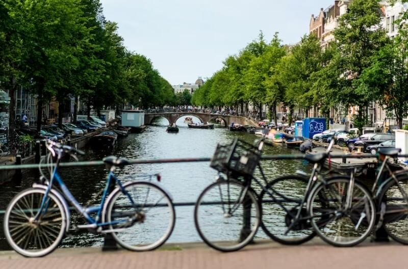 bicycles-street-amsterdam