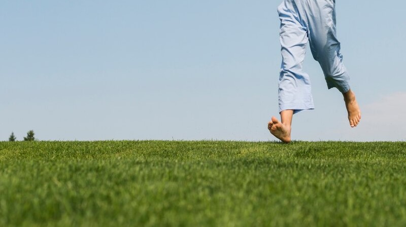 running-on-grass-with-barefooted